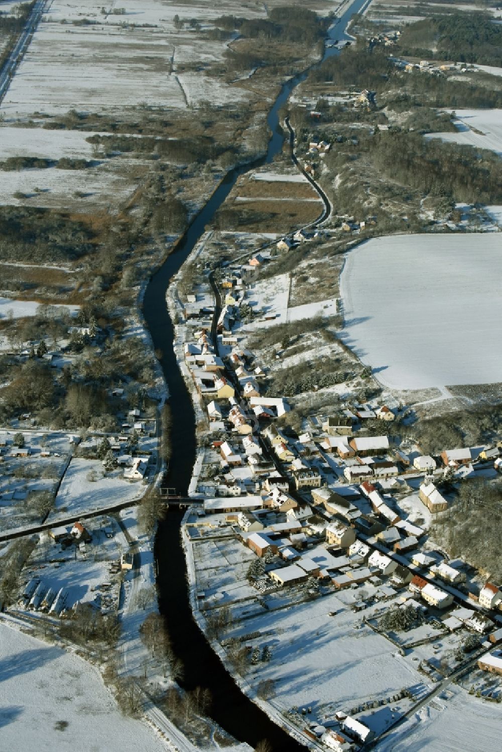 Luftbild Niederfinow - Verlauf des Flusses Alte Finow entlang des Ortsrandes des winterlich verschneiten Dorfes Niederfinow im Bundesland Brandenburg