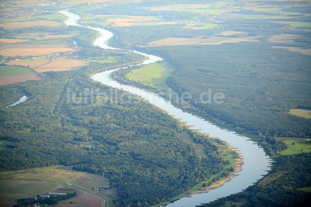 Aken von oben - Verlauf des Flusses Elbe bei Aken im Bundesland Sachsen-Anhalt