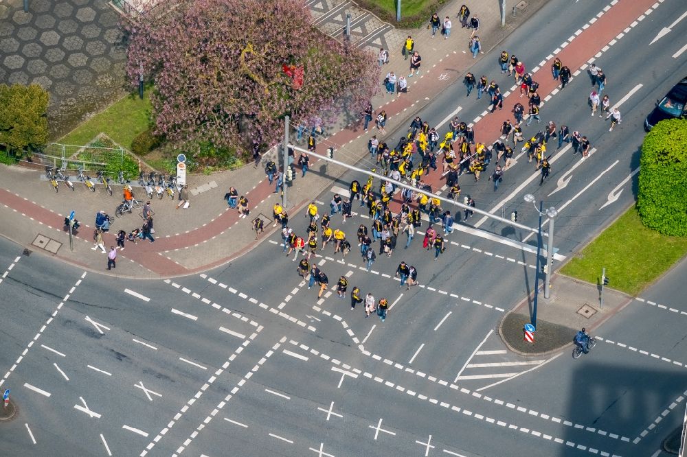 Luftbild Dortmund - Verlauf der Straßenkreuzung Kreuzung Hohe Straße , Südwall , Hiltropwall und Hansastraße mit BVB Fußballfans in Dortmund im Bundesland Nordrhein-Westfalen
