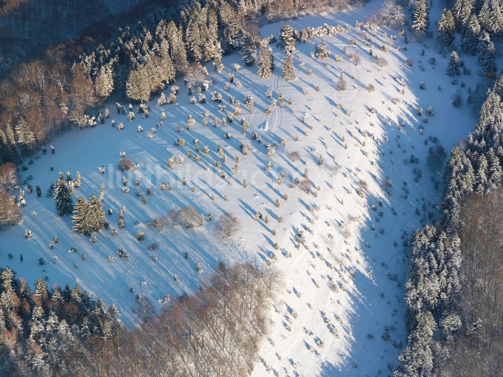 Göppingen aus der Vogelperspektive: Verschneite Winterlandschaft im Landkreis Göppingen im Bundesland Baden-Württemberg