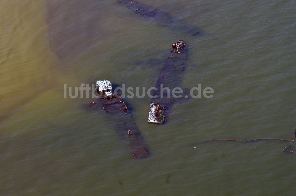Luftbild Peenemünde - Versenkte Schiffs- Wracks vor der Ostseeküste von Peenemünde im Bundesland Mecklenburg-Vorpommern