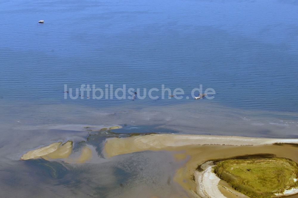 Peenemünde aus der Vogelperspektive: Versenkte Schiffs- Wracks vor der Ostseeküste von Peenemünde im Bundesland Mecklenburg-Vorpommern