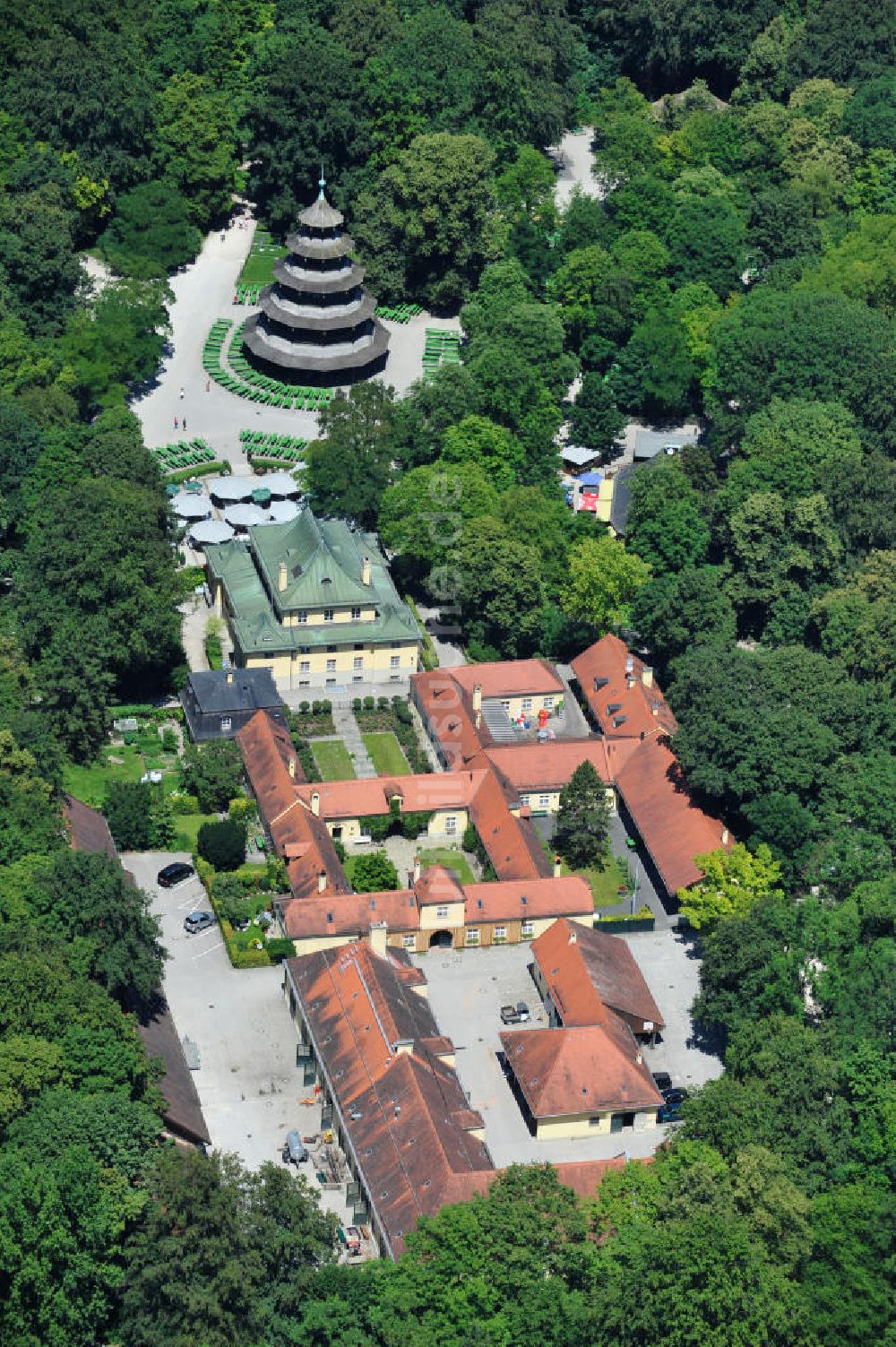 Luftbild München - Verwaltung des Erholungspark Englischer Garten in München