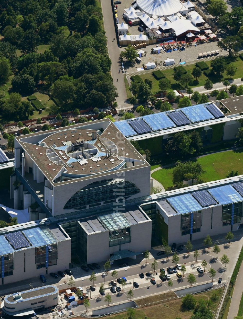 Berlin von oben - Verwaltungsgebäude des Bundeskanzleramt - Kanzleramt an der Willy-Brandt-Straße im Ortsteil Mitte in Berlin, Deutschland