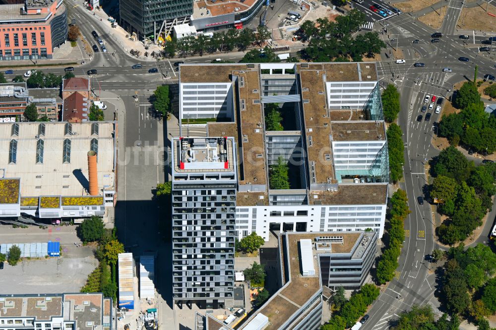 Luftaufnahme Stuttgart - Verwaltungsgebäude des Finanzdienstleistungs- Unternehmens Mercedes-Benz-Bank und Hochhaus- Gebäude Skyline in Stuttgart im Bundesland Baden-Württemberg, Deutschland
