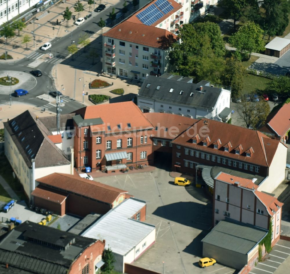 Luftbild Rathenow - Verwaltungsgebäude des Finanzdienstleistungs- Unternehmens Postbank-Finanzcenter Rathenow in Rathenow im Bundesland Brandenburg