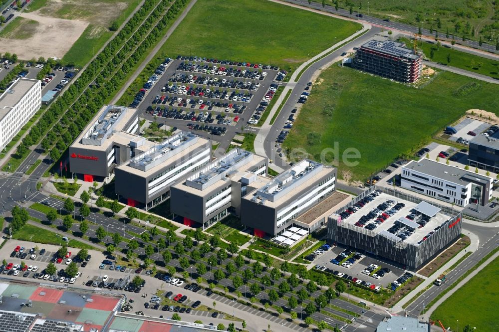Mönchengladbach von oben - Verwaltungsgebäude des Finanzdienstleistungs- Unternehmens Santander Consumer Bank AG in Mönchengladbach im Bundesland Nordrhein-Westfalen, Deutschland