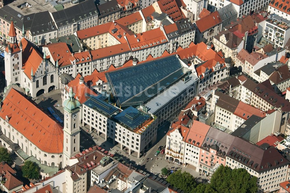 Luftbild München - Verwaltungsgebäude des Finanzdienstleistungs- Unternehmens Stadtsparkasse München in der Altstadt in München im Bundesland Bayern, Deutschland
