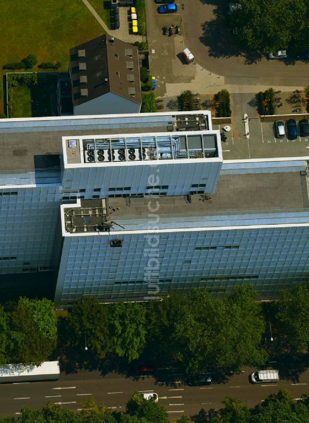Köln von oben - Verwaltungsgebäude- Hochhaus des Versicherungs- Unternehmens der Delvag Versicherungs AG in Köln im Bundesland Nordrhein-Westfalen, Deutschland