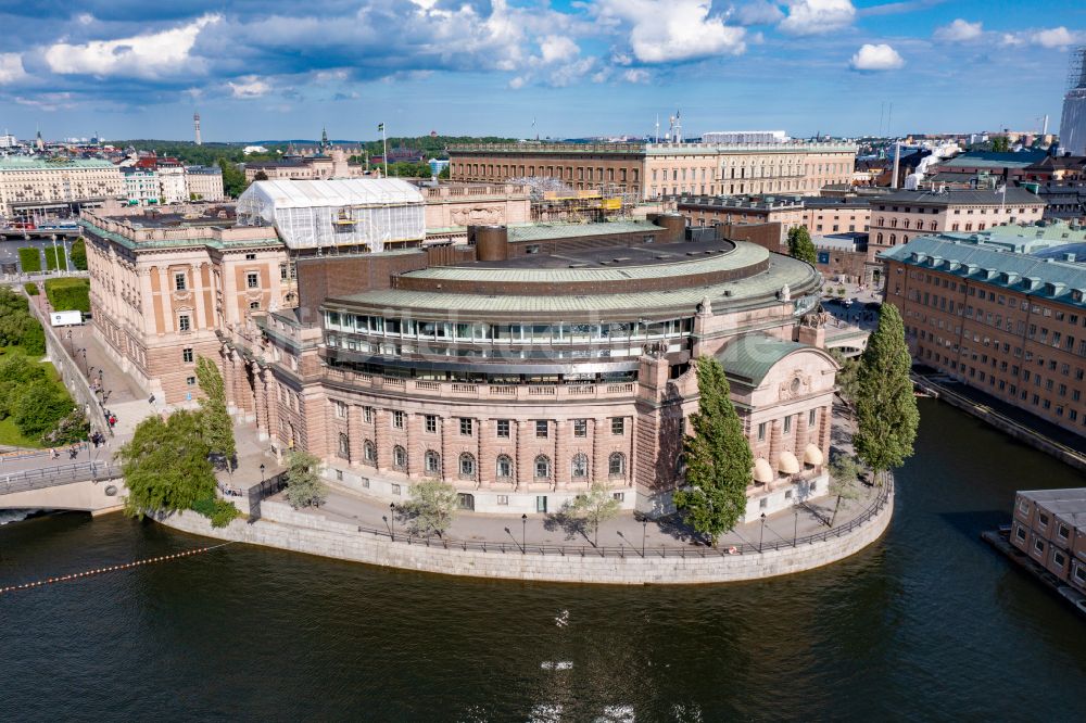 Stockholm aus der Vogelperspektive: Verwaltungsgebäude Riksdagshuset (Reichstagsgebäude) in Stockholm in Stockholms län, Schweden