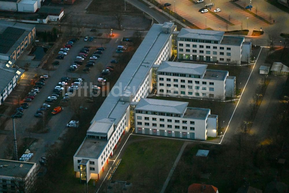 Luftaufnahme Neuruppin - Verwaltungsgebäude Schulamt und Agentur für Arbeit in Neuruppin im Bundesland Brandenburg, Deutschland