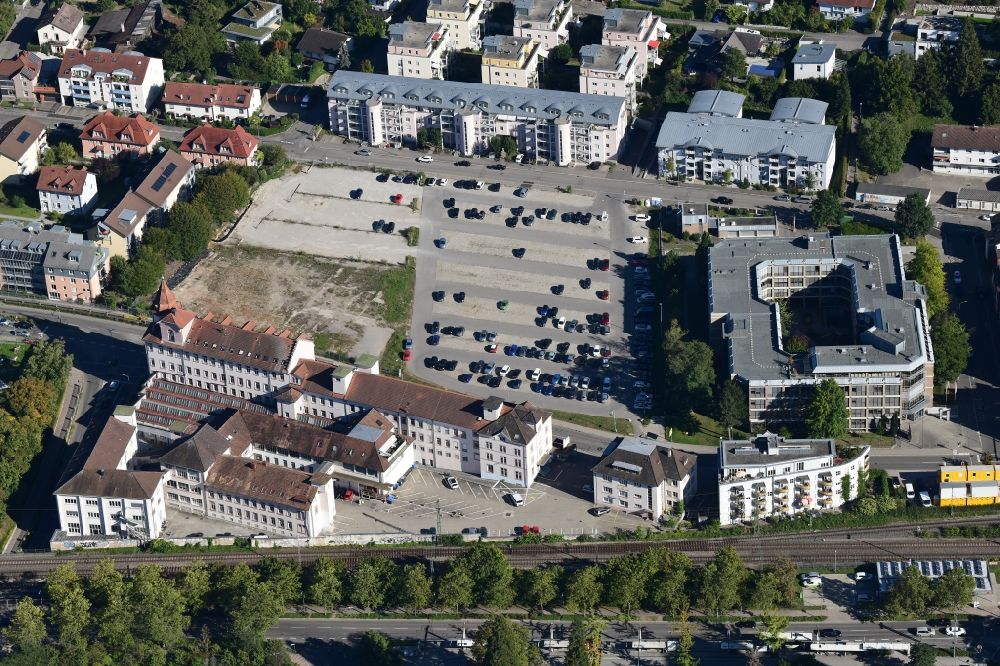 Luftaufnahme Lörrach - Verwaltungsgebäude der staatlichen Behörde Arbeitsamt und Parkplatz an der Bergstraße in Lörrach im Bundesland Baden-Württemberg, Deutschland