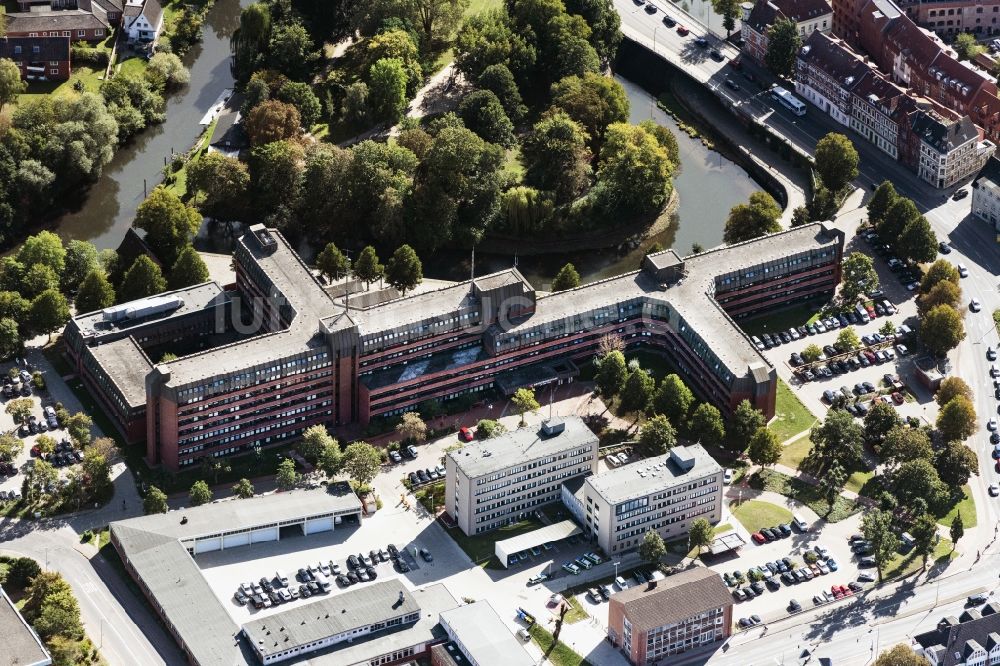 Lüneburg aus der Vogelperspektive: Verwaltungsgebäude der staatlichen Behörde in Lüneburg im Bundesland Niedersachsen, Deutschland