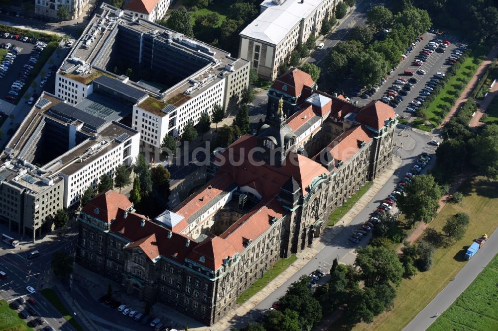 Dresden aus der Vogelperspektive: Verwaltungsgebäude der staatlichen Behörde Sächsische Staatskanzlei in Dresden im Bundesland Sachsen