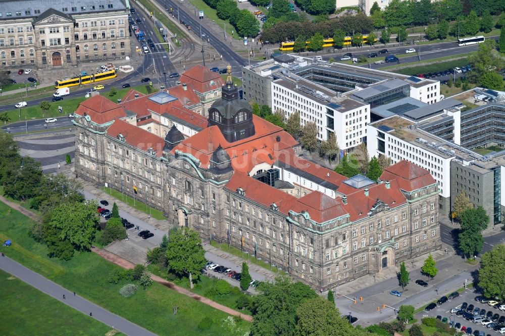 Dresden aus der Vogelperspektive: Verwaltungsgebäude der staatlichen Behörde Sächsische Staatskanzlei in Dresden im Bundesland Sachsen