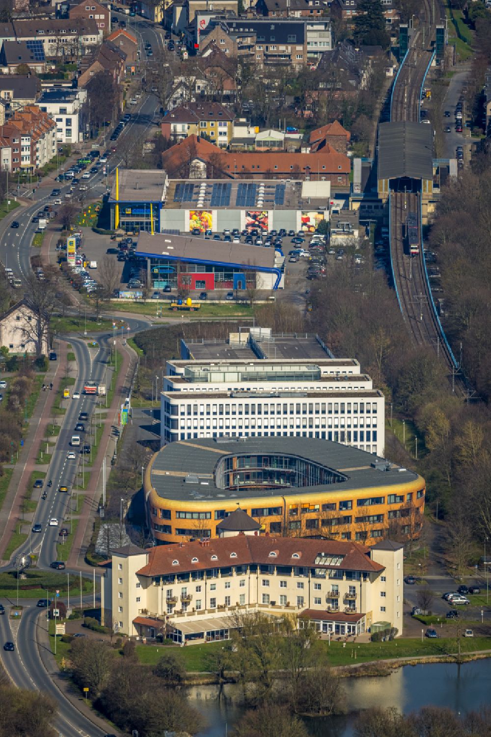 Luftbild Duisburg - Verwaltungsgebäude des Unternehmens Infineon Technologies AG und Intel Deutschland im Ortsteil Duisburg Süd in Duisburg im Bundesland Nordrhein-Westfalen