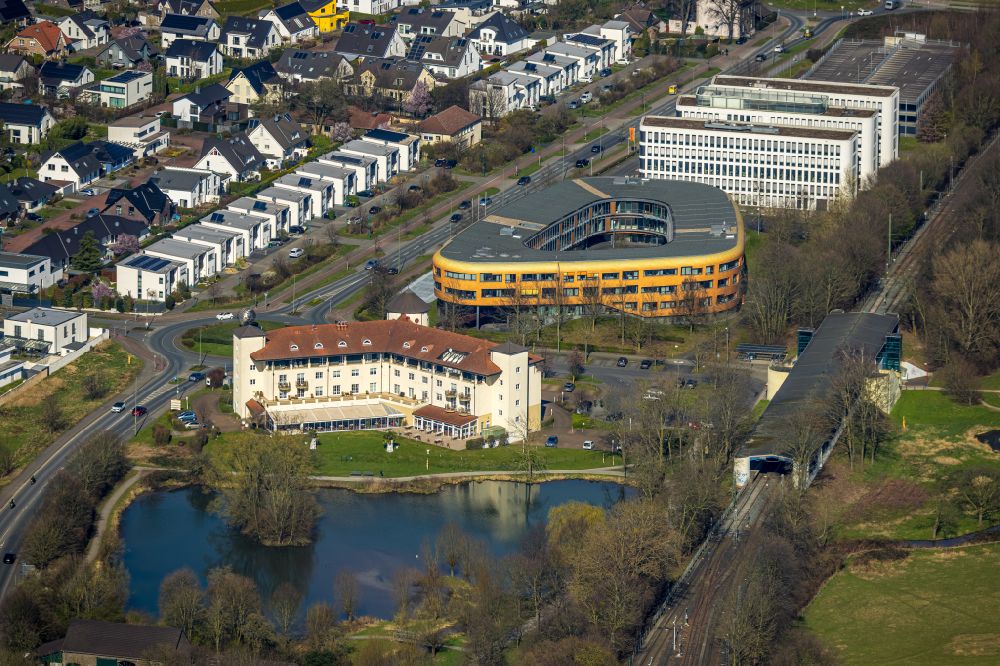 Duisburg von oben - Verwaltungsgebäude des Unternehmens Infineon Technologies AG und Intel Deutschland im Ortsteil Duisburg Süd in Duisburg im Bundesland Nordrhein-Westfalen