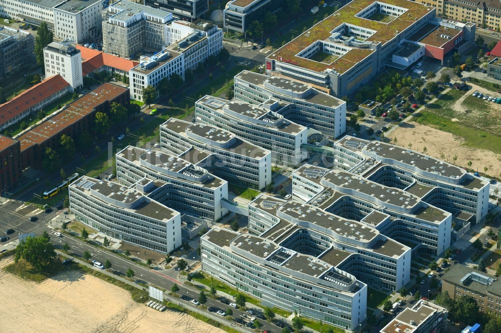 Luftbild Berlin - Verwaltungsgebäude des Versicherungs- Unternehmens Allianz Campus Berlin im Ortsteil Adlershof in Berlin, Deutschland
