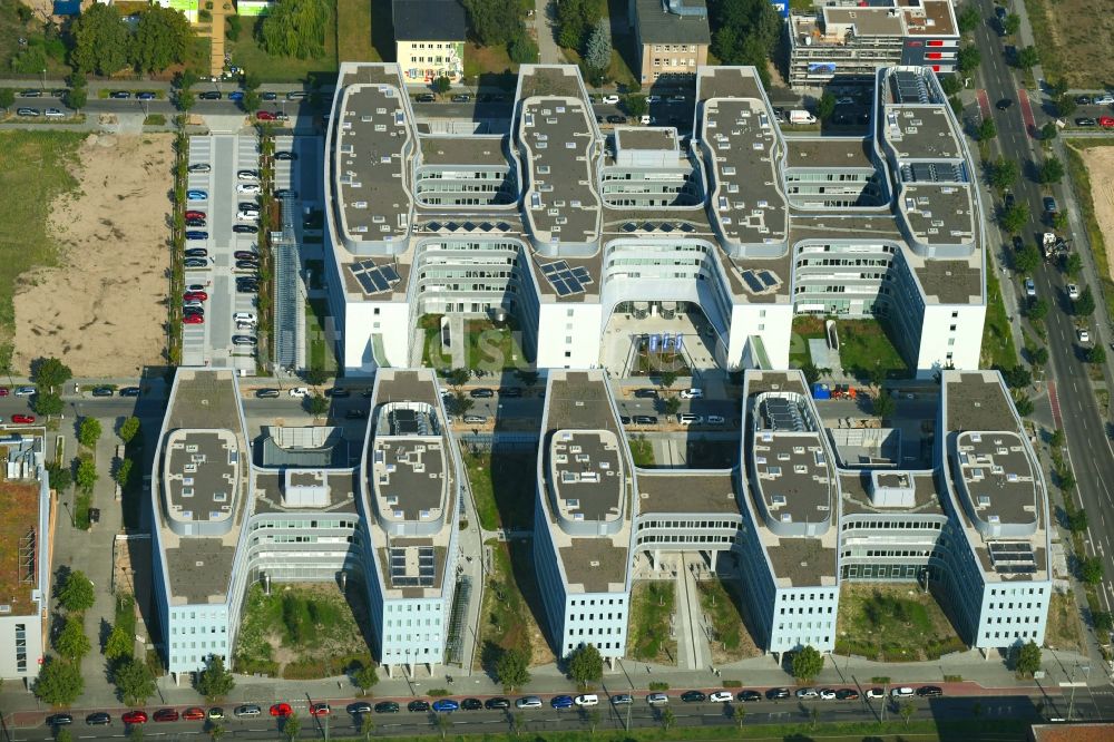 Luftaufnahme Berlin - Verwaltungsgebäude des Versicherungs- Unternehmens Allianz Campus Berlin im Ortsteil Adlershof in Berlin, Deutschland