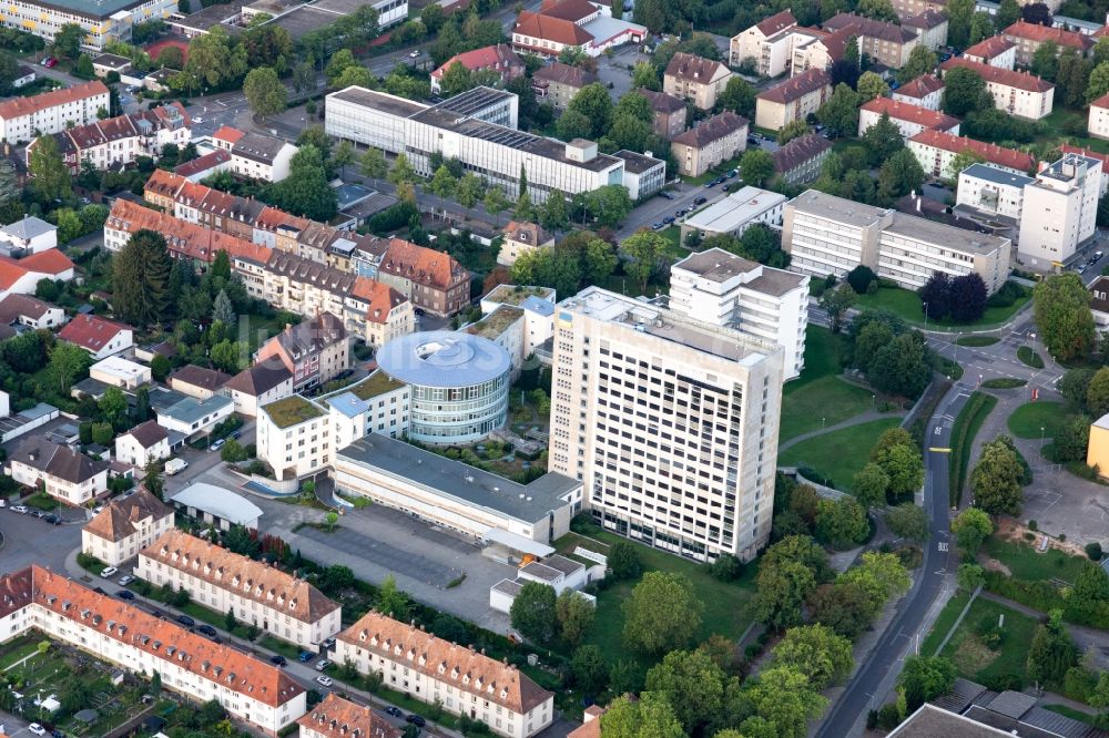 Luftbild Speyer - Verwaltungsgebäude des Versicherungs- Unternehmens Deutsche Rentenversicherung Rheinland-Pfalz in Speyer im Bundesland Rheinland-Pfalz, Deutschland