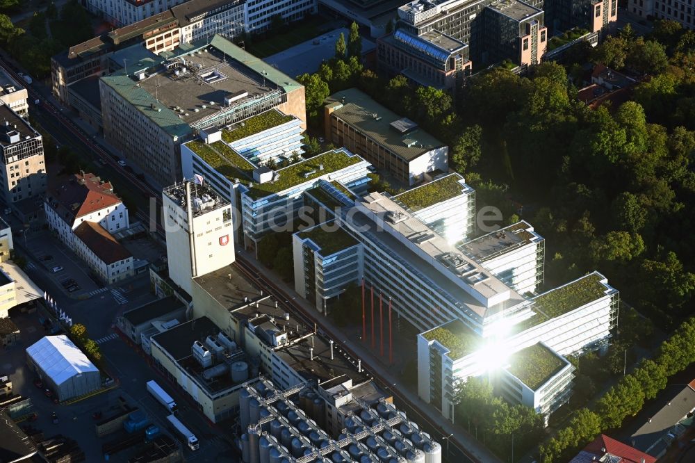 Luftbild München - Verwaltungsgebäude des Versicherungs- Unternehmens WWK Versicherungen in München im Bundesland Bayern, Deutschland