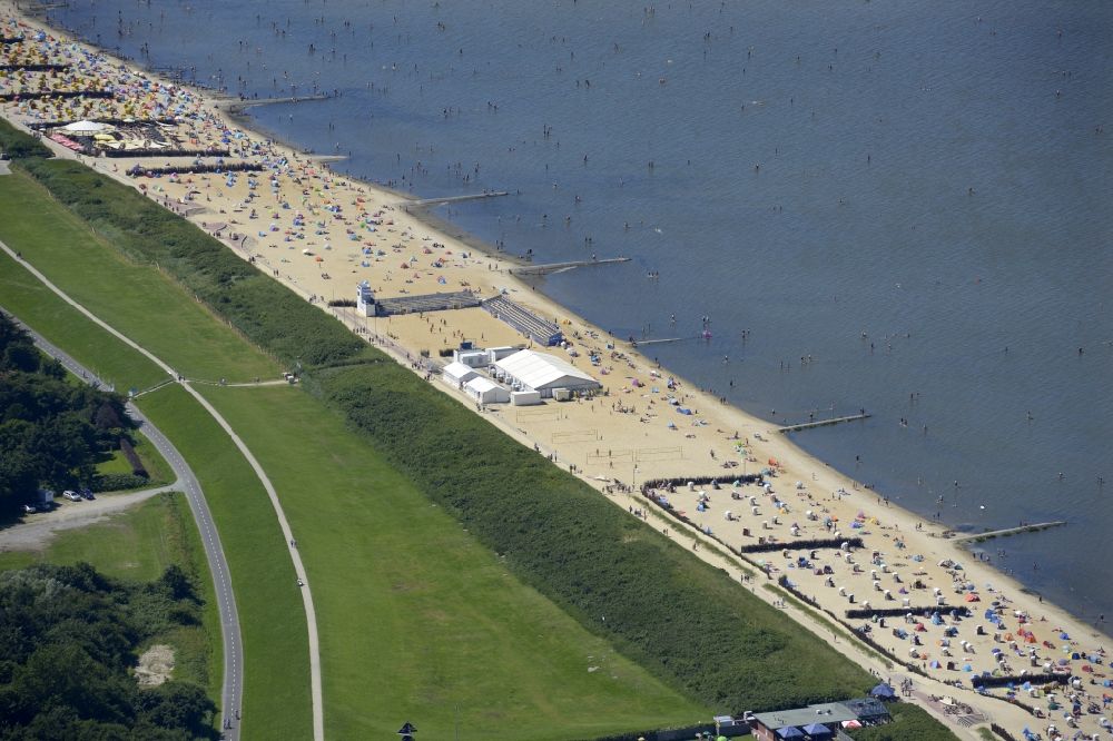 Cuxhaven von oben - VGH Stadion am Meer Strandkorbreihen am Strand der Nordseeküste bei Cuxhaven im Bundesland Niedersachsen