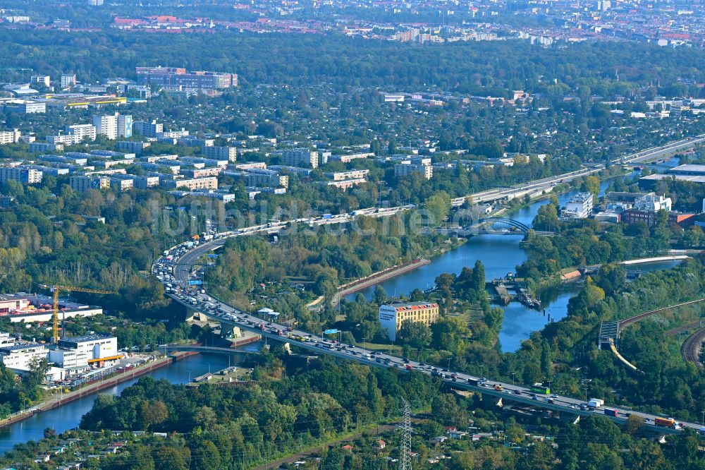 Berlin aus der Vogelperspektive: Viadukt Autobahnbrücke der BAB A100 in Berlin, Deutschland