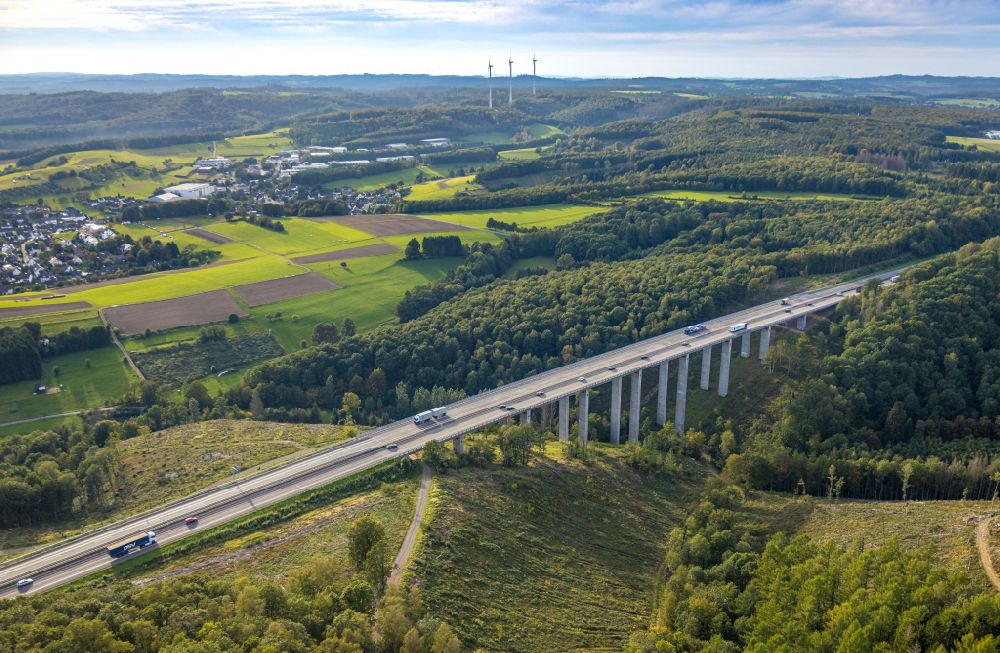 Freudenberg aus der Vogelperspektive: Viadukt Autobahnbrücke der BAB A45 Talbrücke Büschergrund in Freudenberg im Bundesland Nordrhein-Westfalen, Deutschland