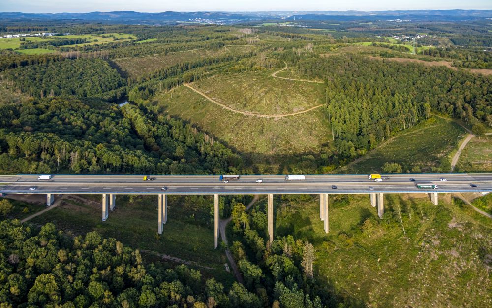 Freudenberg von oben - Viadukt Autobahnbrücke der BAB A45 Talbrücke Büschergrund in Freudenberg im Bundesland Nordrhein-Westfalen, Deutschland