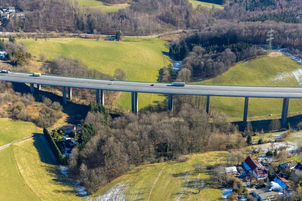 Lüdenscheid von oben - Viadukt Autobahnbrücke der BAB A45 - Talbrücke Kattenbusch in Lüdenscheid im Bundesland Nordrhein-Westfalen, Deutschland