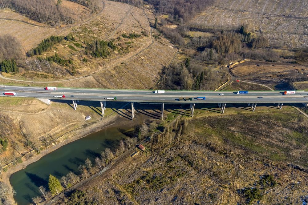 Burbach aus der Vogelperspektive: Viadukt Autobahnbrücke der BAB A45 Talbrücke Landeskroner Weiher in Burbach im Bundesland Nordrhein-Westfalen, Deutschland