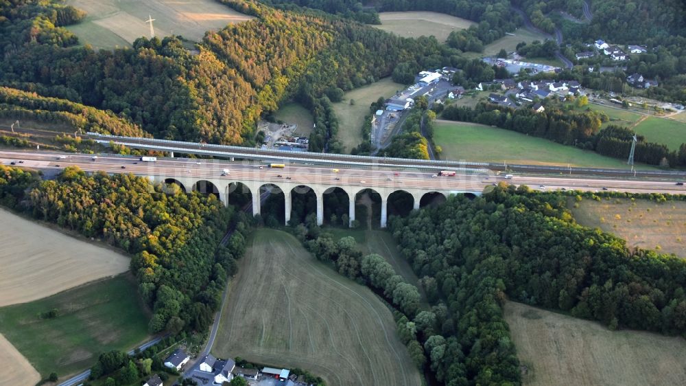 Neustadt (Wied) aus der Vogelperspektive: Viadukt Autobahnbrücke der BAB A Wiedtalbrücke im Ortsteil Panau in Neustadt (Wied) im Bundesland Rheinland-Pfalz, Deutschland