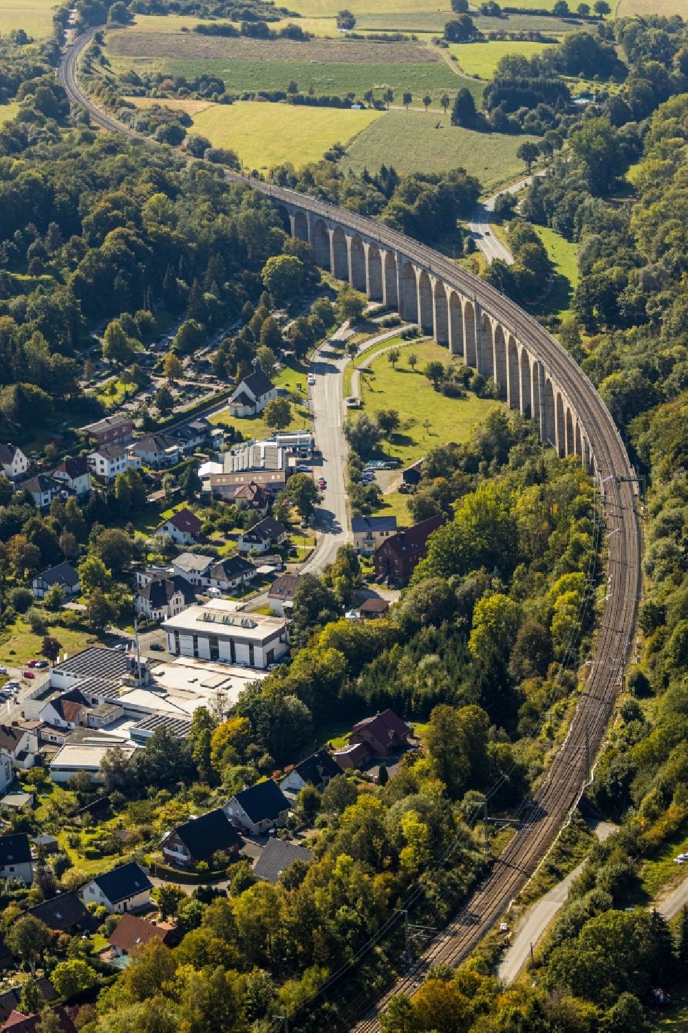 Luftaufnahme Altenbeken - Viadukt des Bahn- Brückenbauwerk in Altenbeken im Bundesland Nordrhein-Westfalen, Deutschland