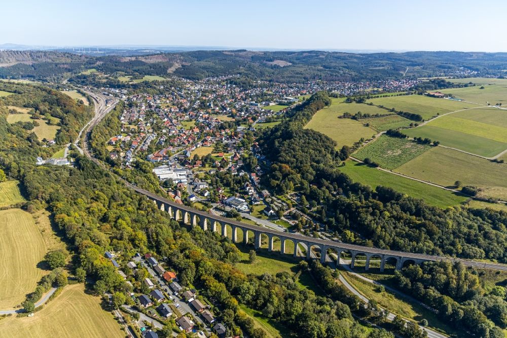 Altenbeken von oben - Viadukt des Bahn- Brückenbauwerk in Altenbeken im Bundesland Nordrhein-Westfalen, Deutschland