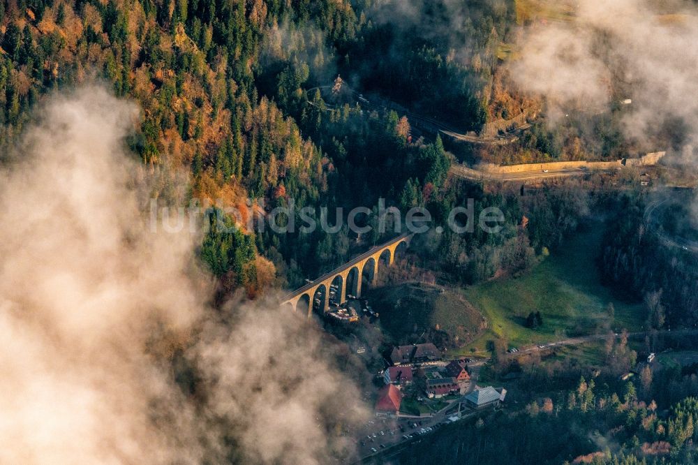 Luftaufnahme Breitnau - Viadukt des Bahn- Brückenbauwerk in Breitnau im Bundesland Baden-Württemberg, Deutschland