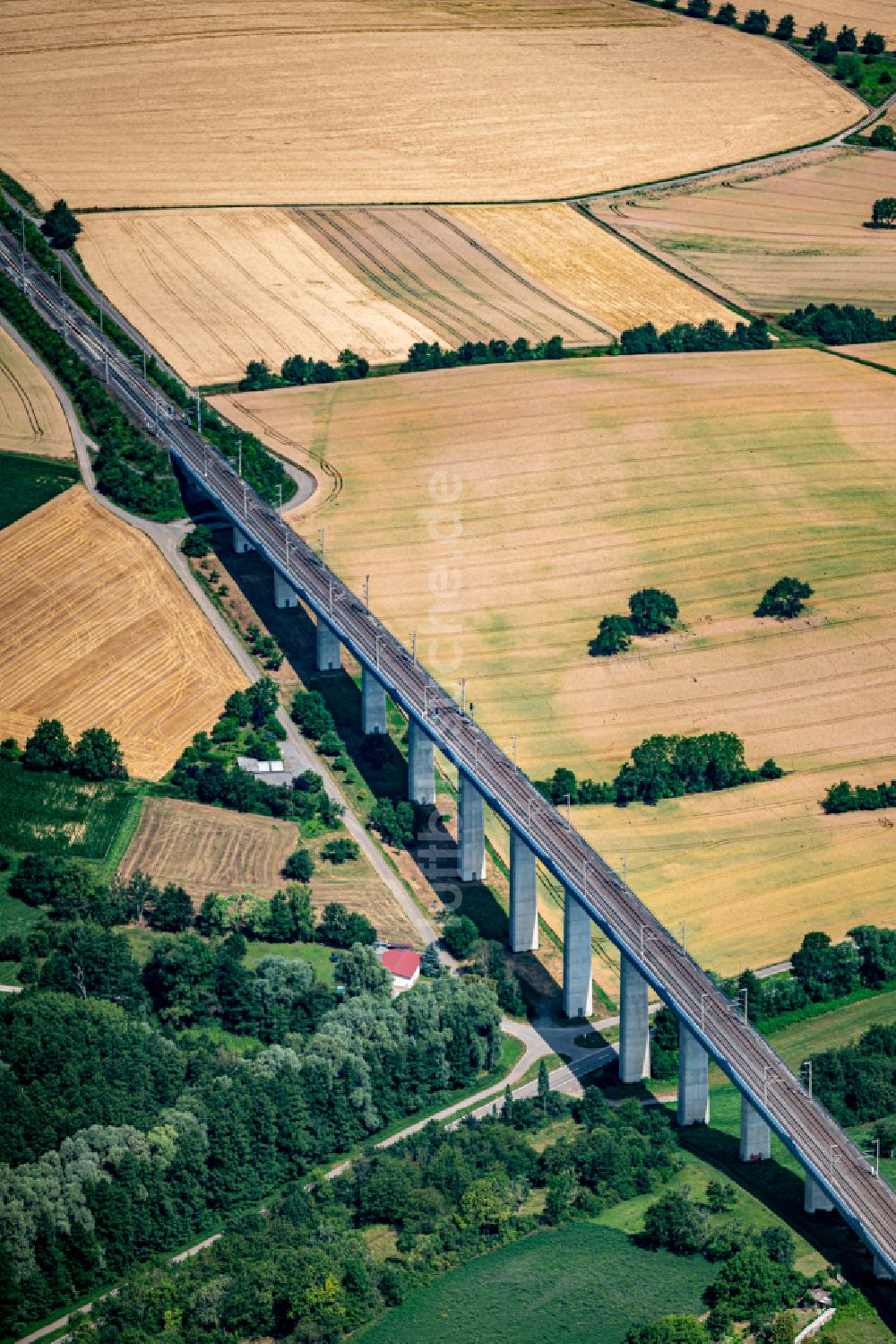 Luftbild Bretten - Viadukt des Bahn- Brückenbauwerk in Bretten im Bundesland Baden-Württemberg, Deutschland