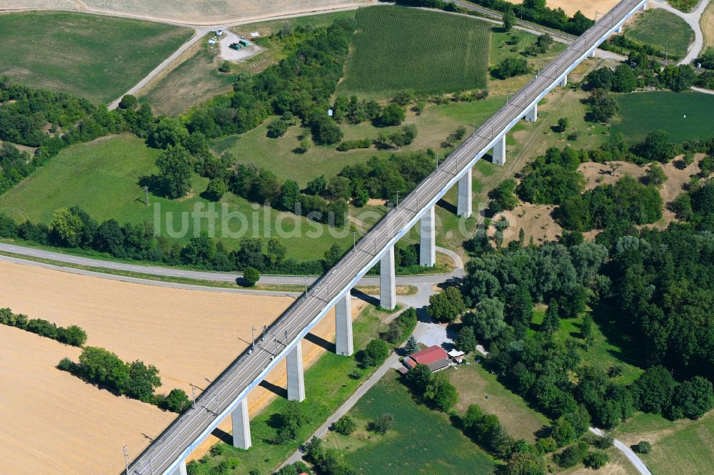 Bretten aus der Vogelperspektive: Viadukt des Bahn- Brückenbauwerk in Bretten im Bundesland Baden-Württemberg, Deutschland