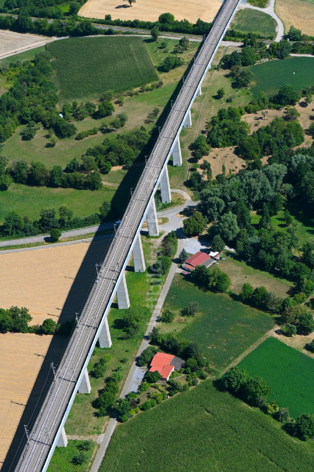 Luftaufnahme Bretten - Viadukt des Bahn- Brückenbauwerk in Bretten im Bundesland Baden-Württemberg, Deutschland