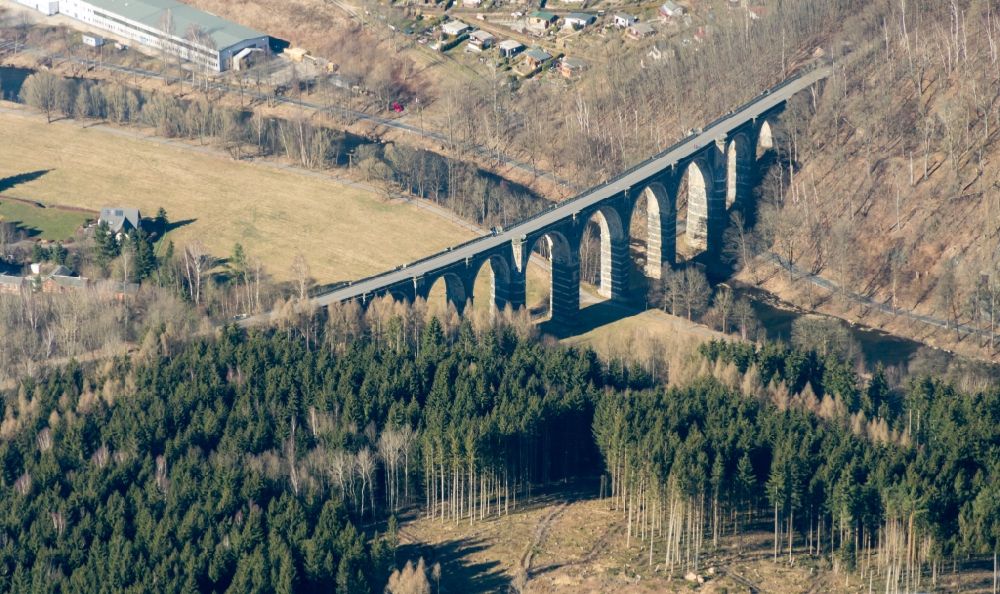 Luftaufnahme Flöha - Viadukt des Bahn- Brückenbauwerk in Flöha im Bundesland Sachsen, Deutschland