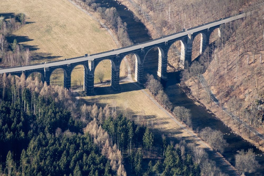 Flöha aus der Vogelperspektive: Viadukt des Bahn- Brückenbauwerk in Flöha im Bundesland Sachsen, Deutschland