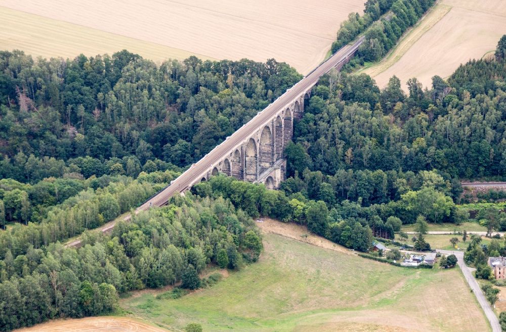 Luftaufnahme Göhren - Viadukt des Bahn- Brückenbauwerk in Göhren im Bundesland Sachsen, Deutschland