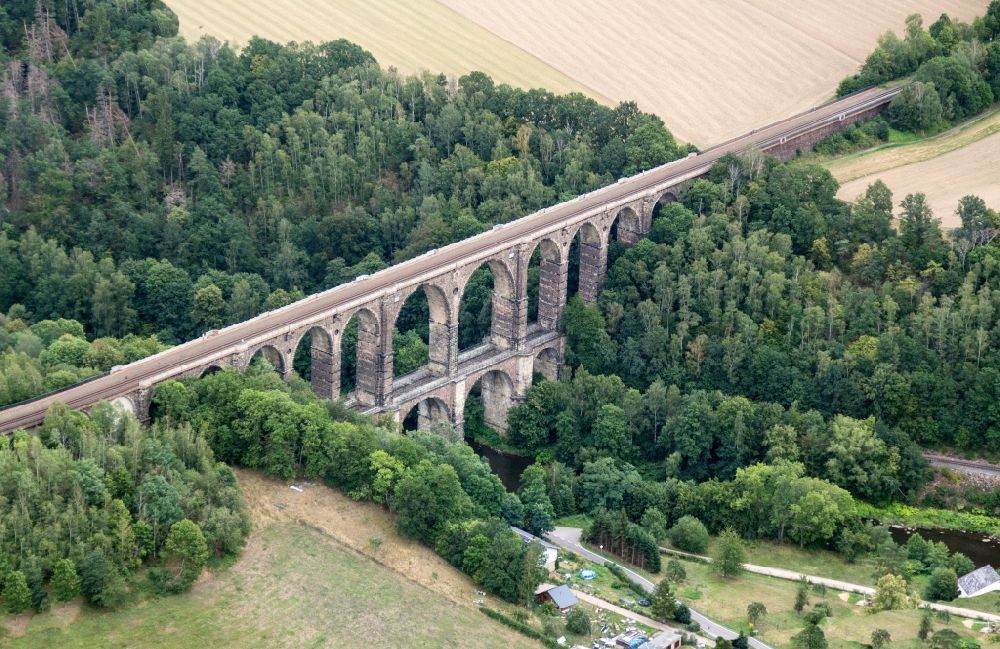 Göhren aus der Vogelperspektive: Viadukt des Bahn- Brückenbauwerk in Göhren im Bundesland Sachsen, Deutschland