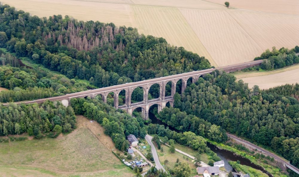 Luftaufnahme Göhren - Viadukt des Bahn- Brückenbauwerk in Göhren im Bundesland Sachsen, Deutschland