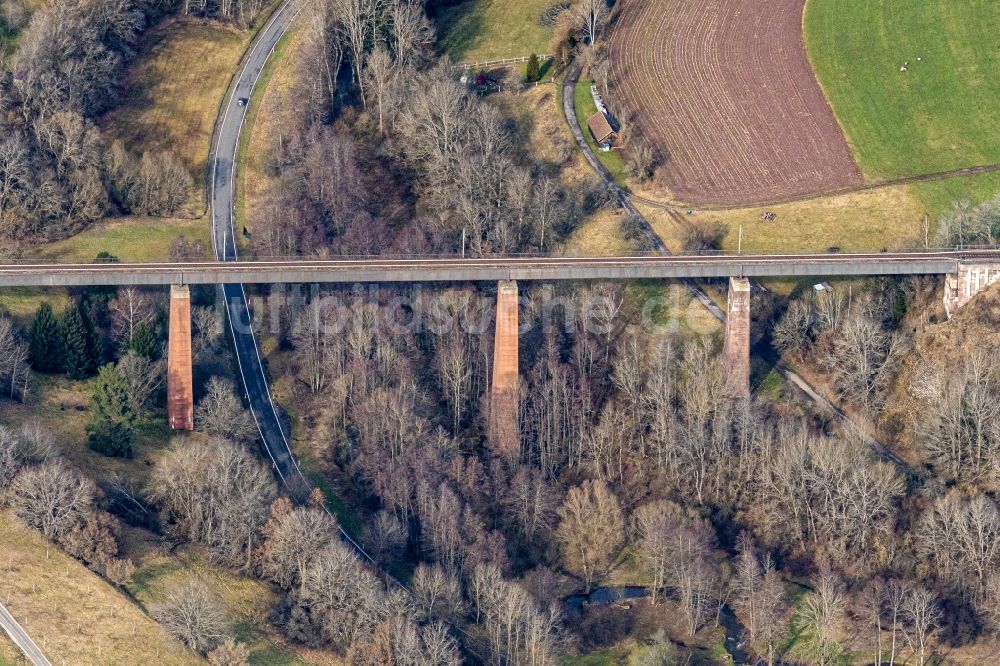Grüntal aus der Vogelperspektive: Viadukt des Bahn- Brückenbauwerk in Grüntal im Bundesland Baden-Württemberg, Deutschland