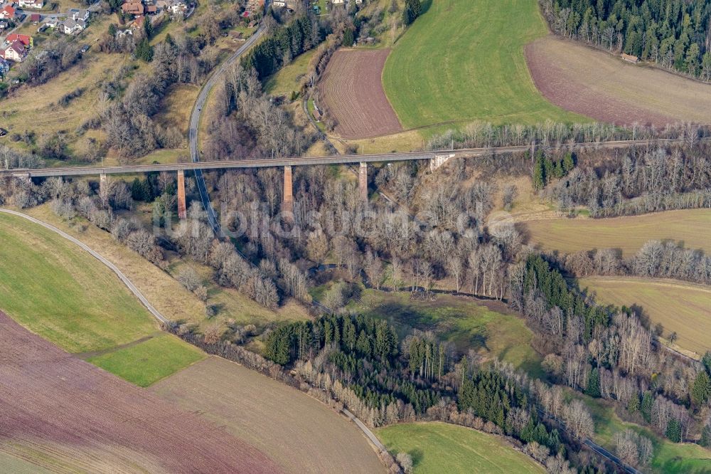Luftaufnahme Grüntal - Viadukt des Bahn- Brückenbauwerk in Grüntal im Bundesland Baden-Württemberg, Deutschland