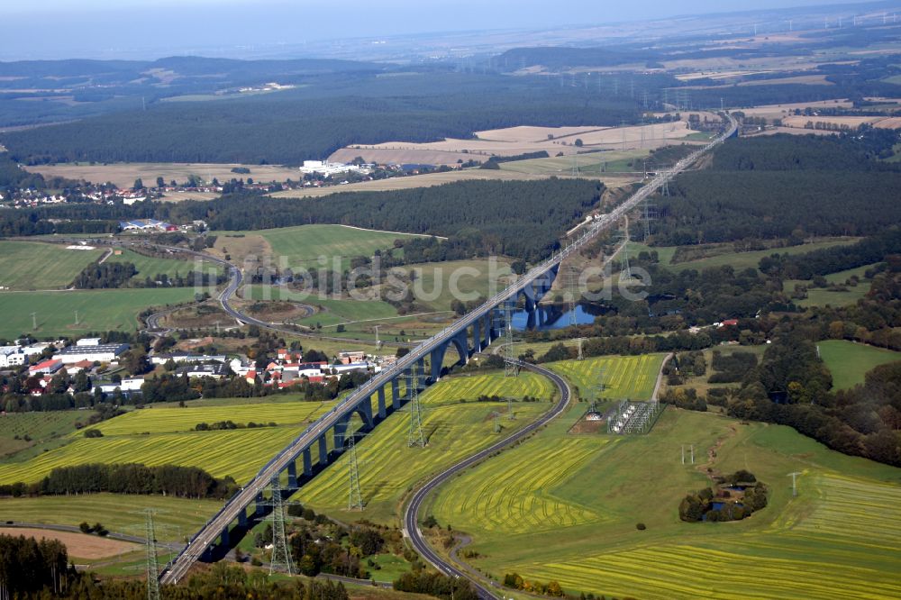 Ilmenau von oben - Viadukt des Bahn- Brückenbauwerk in Ilmenau im Bundesland Thüringen, Deutschland