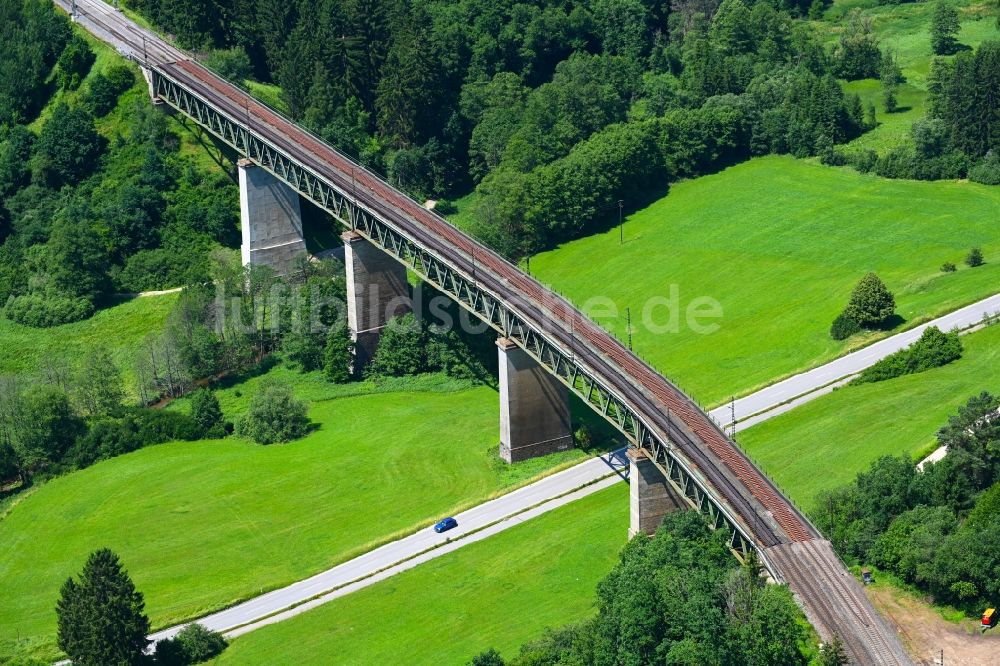 Labermühle von oben - Viadukt des Bahn- Brückenbauwerk in Labermühle im Bundesland Bayern, Deutschland