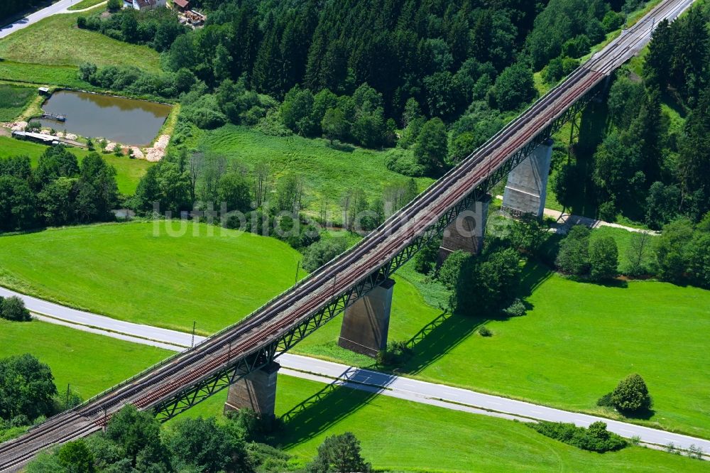 Labermühle aus der Vogelperspektive: Viadukt des Bahn- Brückenbauwerk in Labermühle im Bundesland Bayern, Deutschland