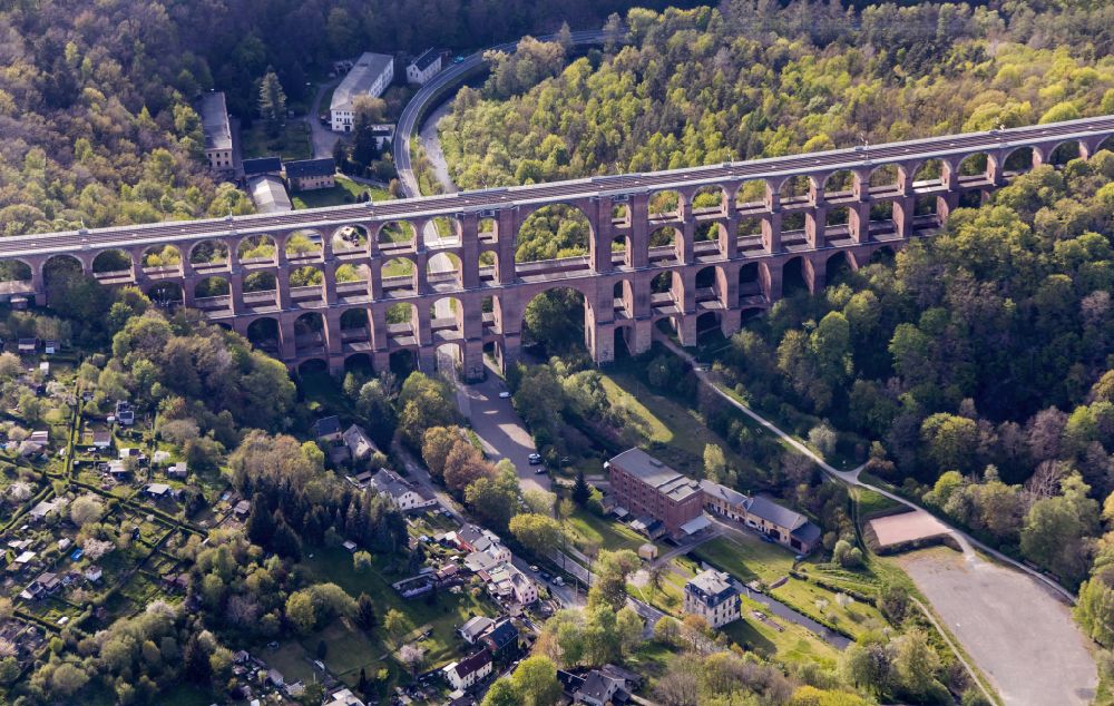 Netzschkau von oben - Viadukt des Bahn- Brückenbauwerk in Netzschkau im Bundesland Sachsen, Deutschland