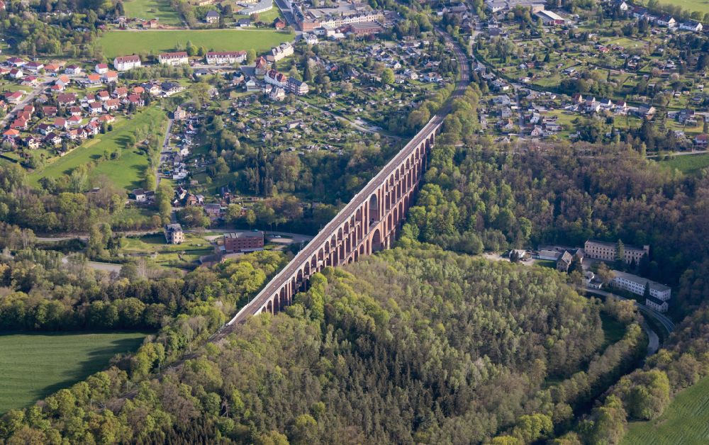 Netzschkau aus der Vogelperspektive: Viadukt des Bahn- Brückenbauwerk in Netzschkau im Bundesland Sachsen, Deutschland